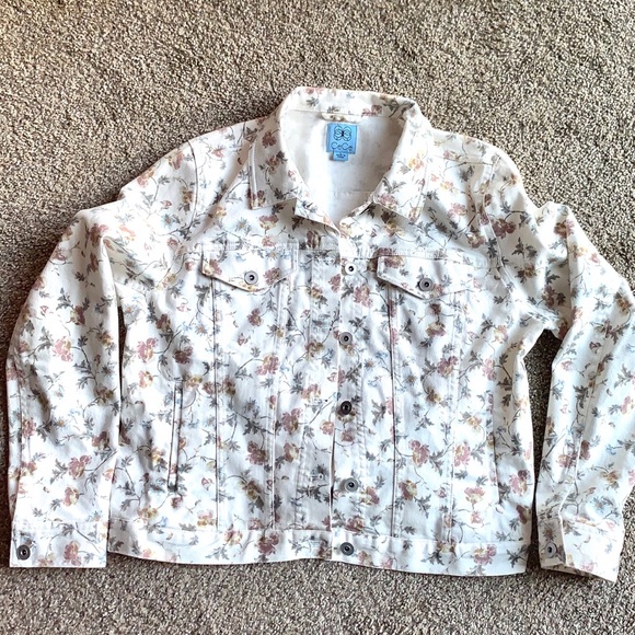 CeCe Denim White Duchess Floral Denim Jacket - Picture 5 of 12